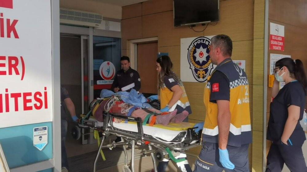 Çamaşır asarken asansör boşluğuna düşen kadın ölümden döndü