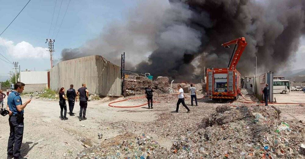 Geri dönüşüm tesisinde büyük yangın