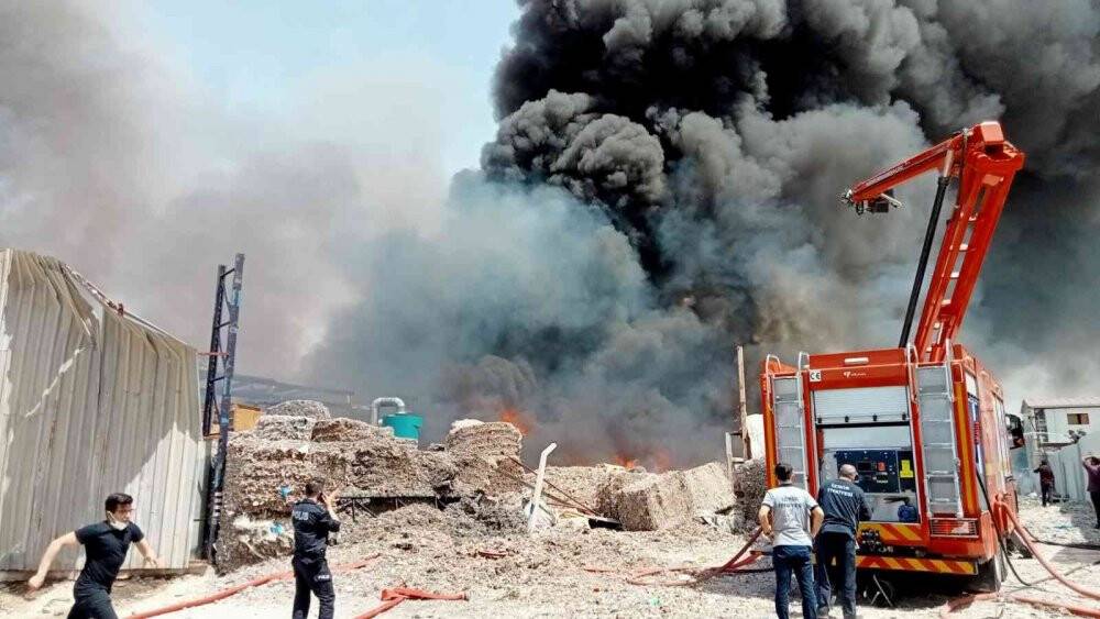 Geri dönüşüm tesisinde büyük yangın