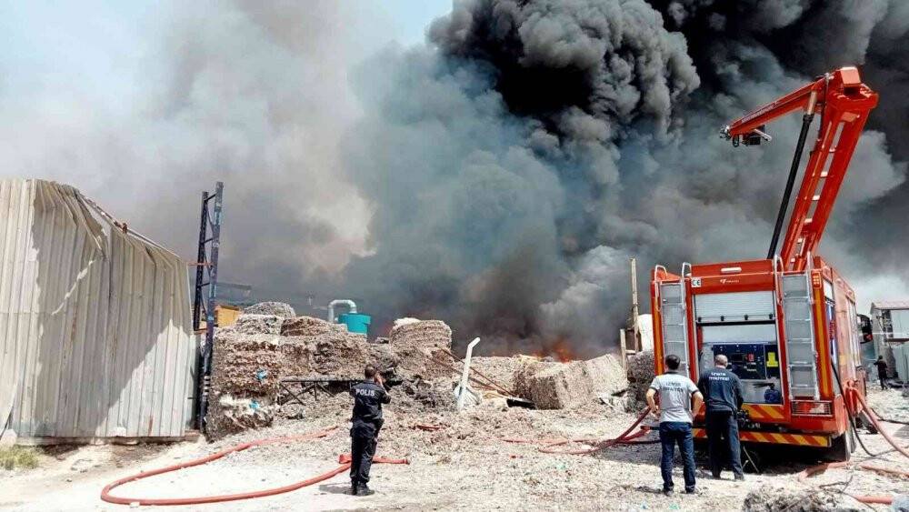 Geri dönüşüm tesisinde büyük yangın