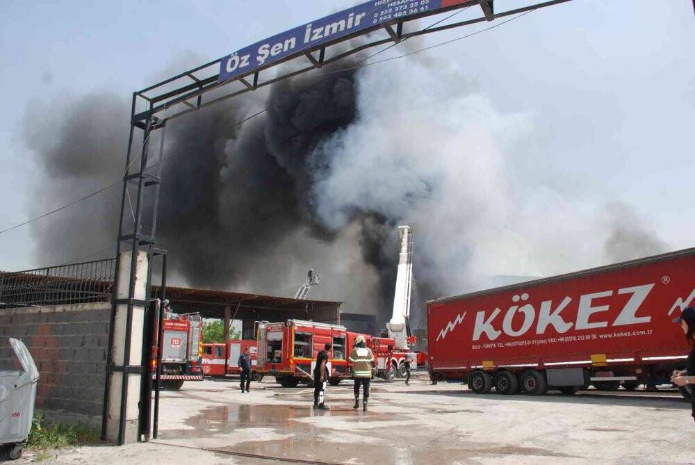 Geri dönüşüm tesisinde büyük yangın