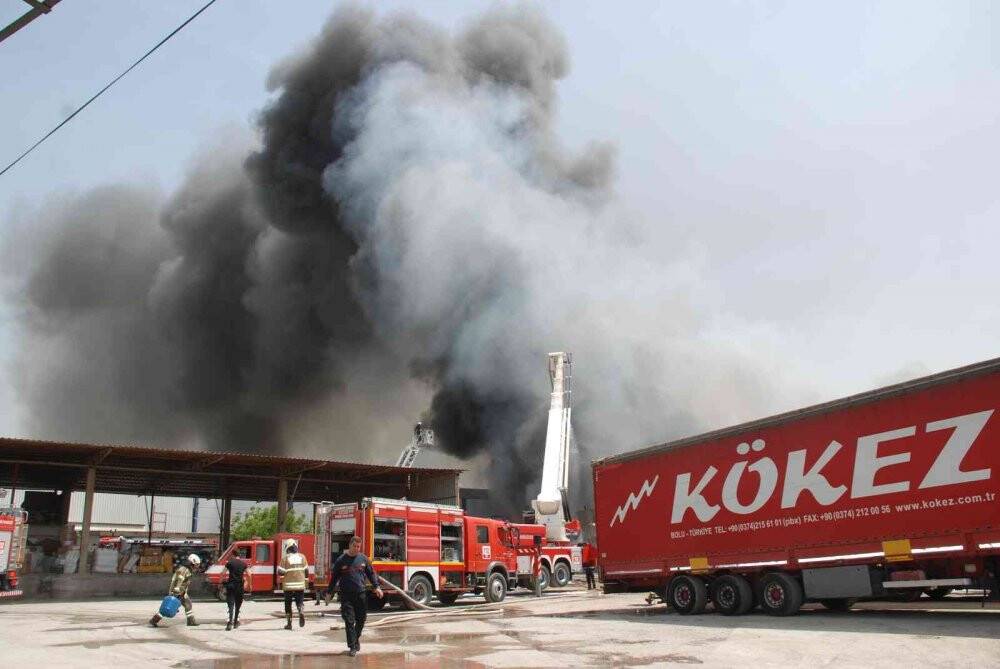 Geri dönüşüm tesisinde büyük yangın