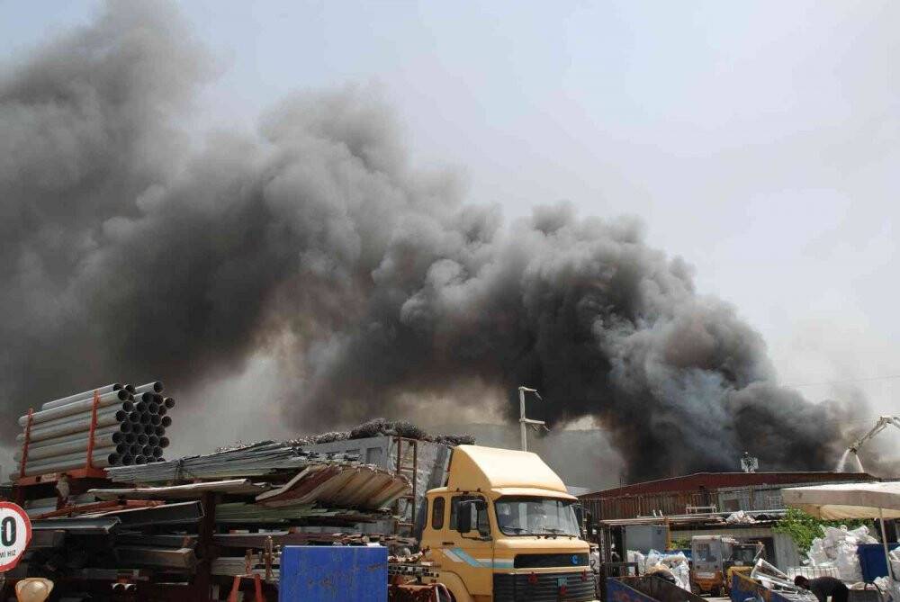 Geri dönüşüm tesisinde büyük yangın