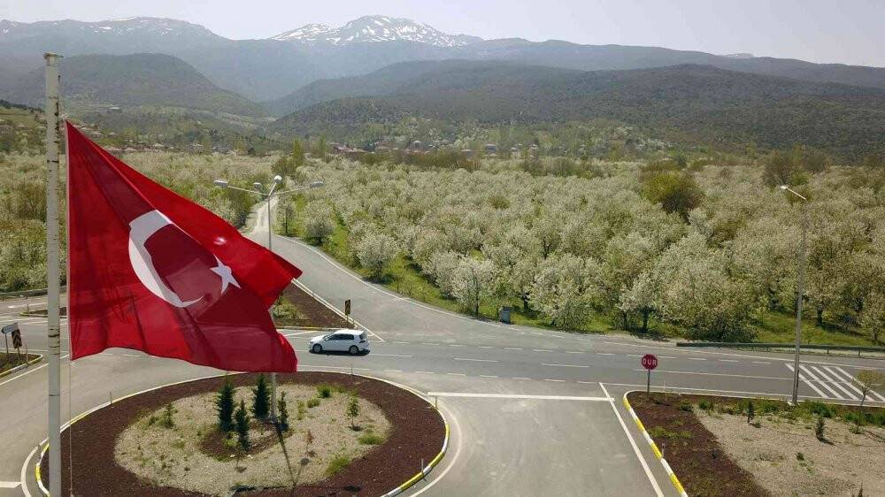 Kiraz bahçeleri beyaz gelinliğini giydi