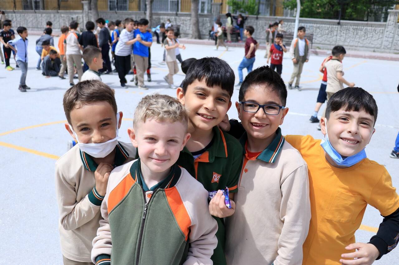 aa-20220427-27689755-27689752-konyada-ogrenciler-okula-maskesiz-girmenin-mutlulugunu-yasiyor.jpg