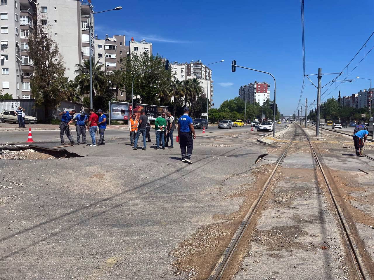 aa-20220427-27692486-27692484-antalyada-icme-suyu-ana-isale-hattinda-patlama-nedeniyle-yol-coktu.jpg