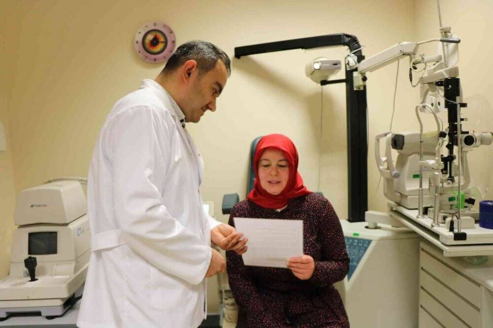 Akıllı mercek sayesinde yıllardır kullandığı gözlükten kurtuldu