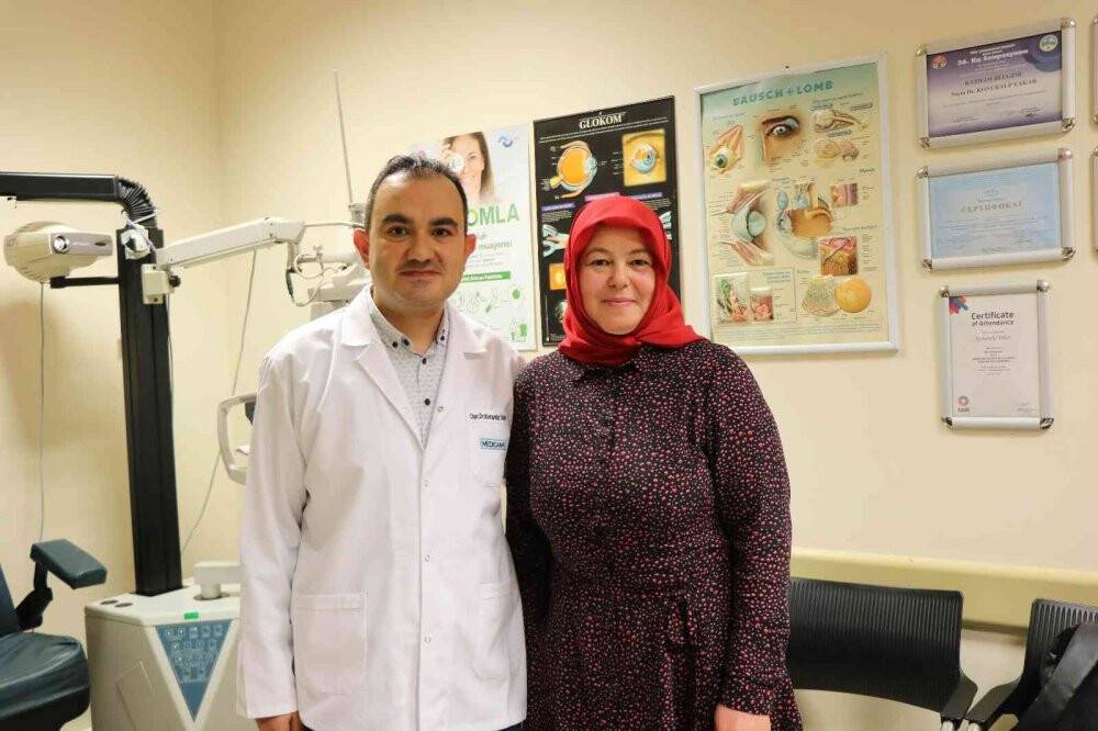 Akıllı mercek sayesinde yıllardır kullandığı gözlükten kurtuldu