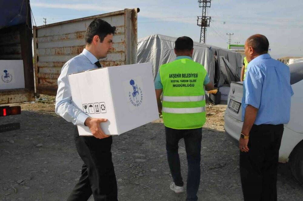 Akşehir Belediyesi'nden geçici tarım işçilerine gıda paketi yardımı