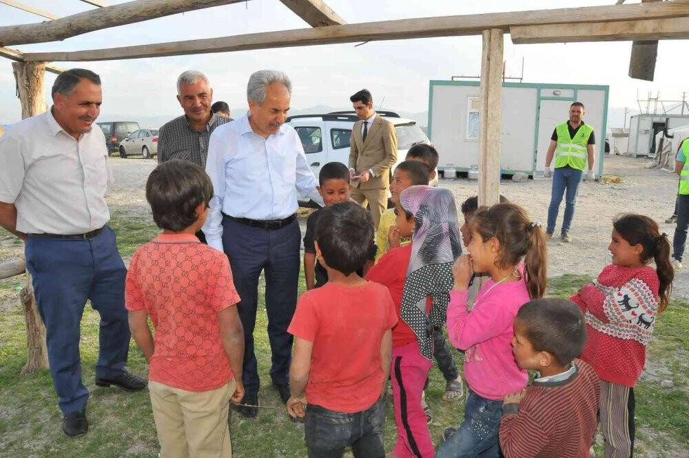 Akşehir Belediyesi'nden geçici tarım işçilerine gıda paketi yardımı
