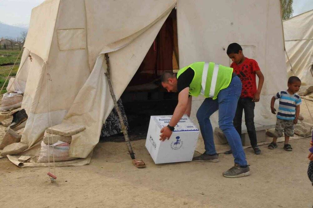 Akşehir Belediyesi'nden geçici tarım işçilerine gıda paketi yardımı