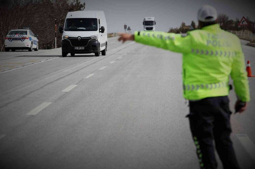 Bayram tatilinde yola çıkacak sürücülere 'kurallara uyun' uyarısı