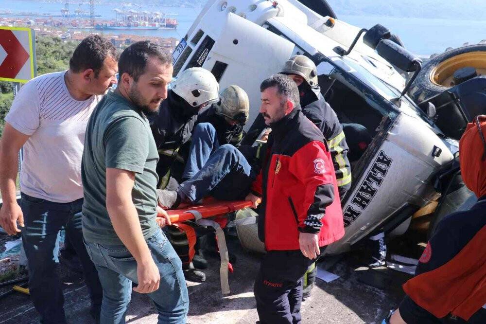 Freni tutmayan çekici, üzerindeki iş makinesiyle birlikte devrildi