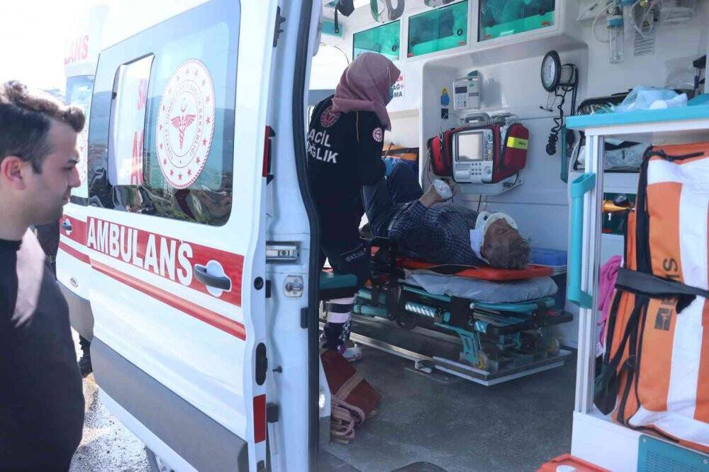 Freni tutmayan çekici, üzerindeki iş makinesiyle birlikte devrildi