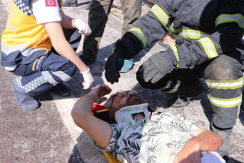 Freni tutmayan çekici, üzerindeki iş makinesiyle birlikte devrildi