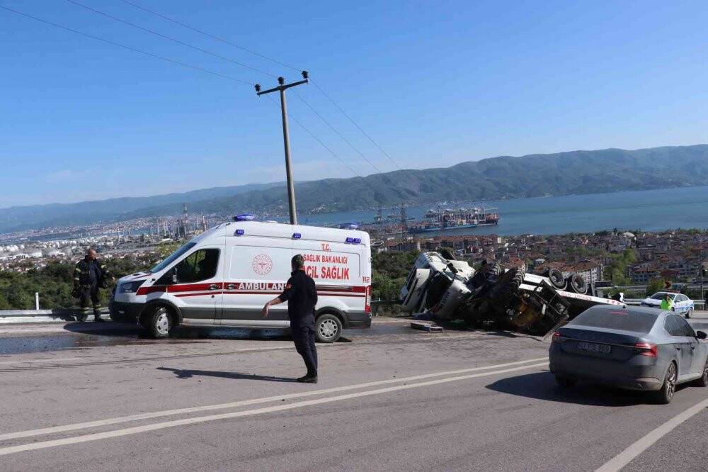Freni tutmayan çekici, üzerindeki iş makinesiyle birlikte devrildi