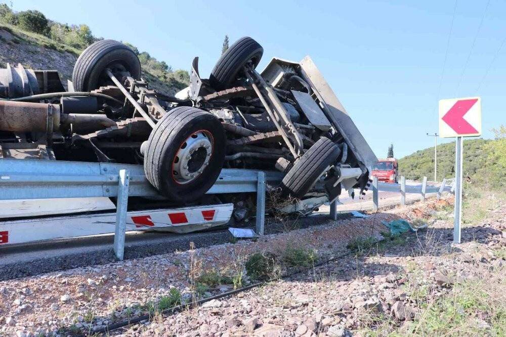 Freni tutmayan çekici, üzerindeki iş makinesiyle birlikte devrildi