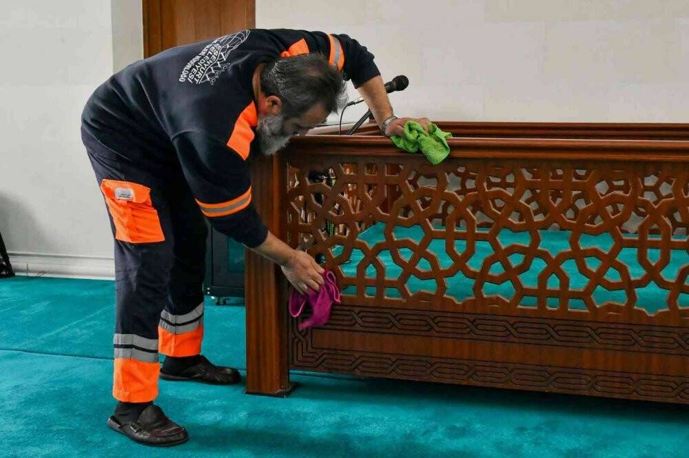 Kadir Gecesi öncesi camiler temizlendi