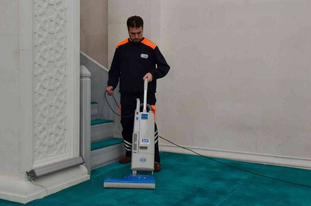 Kadir Gecesi öncesi camiler temizlendi