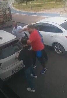 Trafikte makas atan magandalar kendilerini uyaran sürücünün aracına saldırdı ( VİDEOLU )