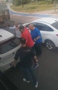 Trafikte makas atan magandalar kendilerini uyaran sürücünün aracına saldırdı ( VİDEOLU )