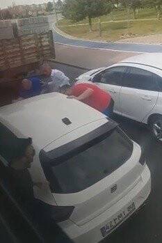 Trafikte makas atan magandalar kendilerini uyaran sürücünün aracına saldırdı ( VİDEOLU )