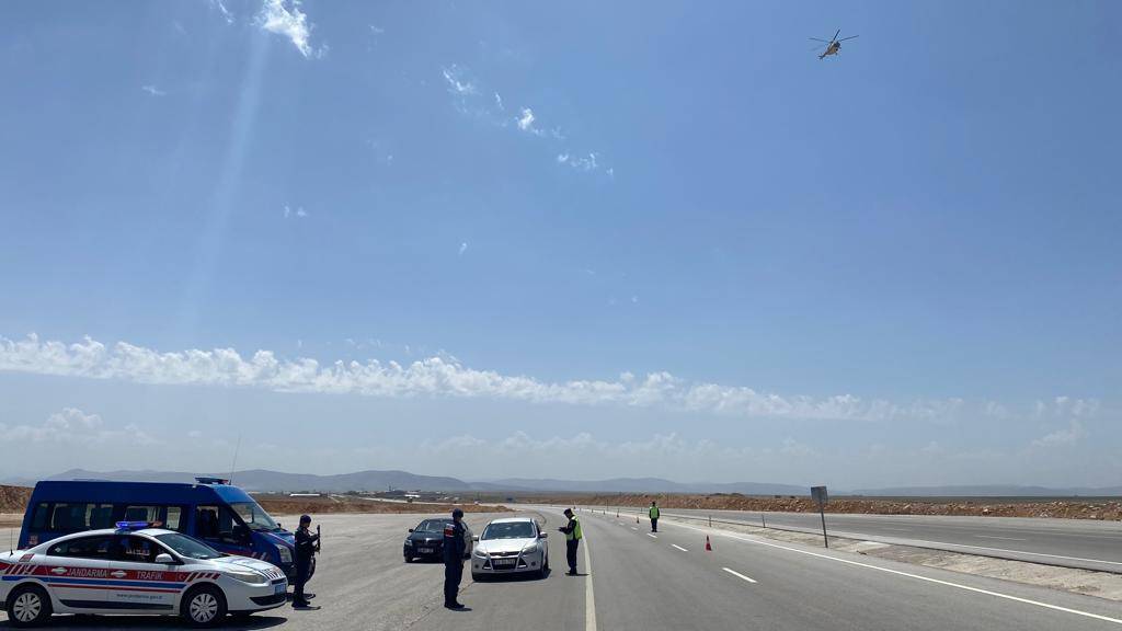 aa-20220428-27706128-27706127-konyada-jandarmadan-bayram-oncesi-helikopterli-trafik-denetimi.jpg
