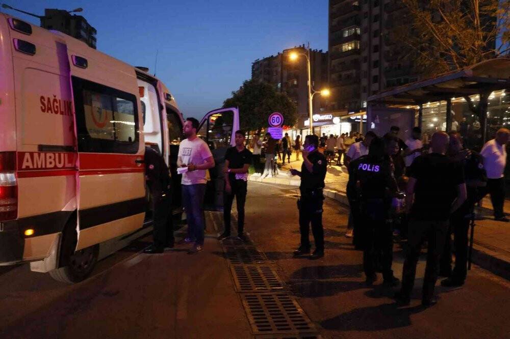 Adana’da otobüs durağında bıçaklı kavga