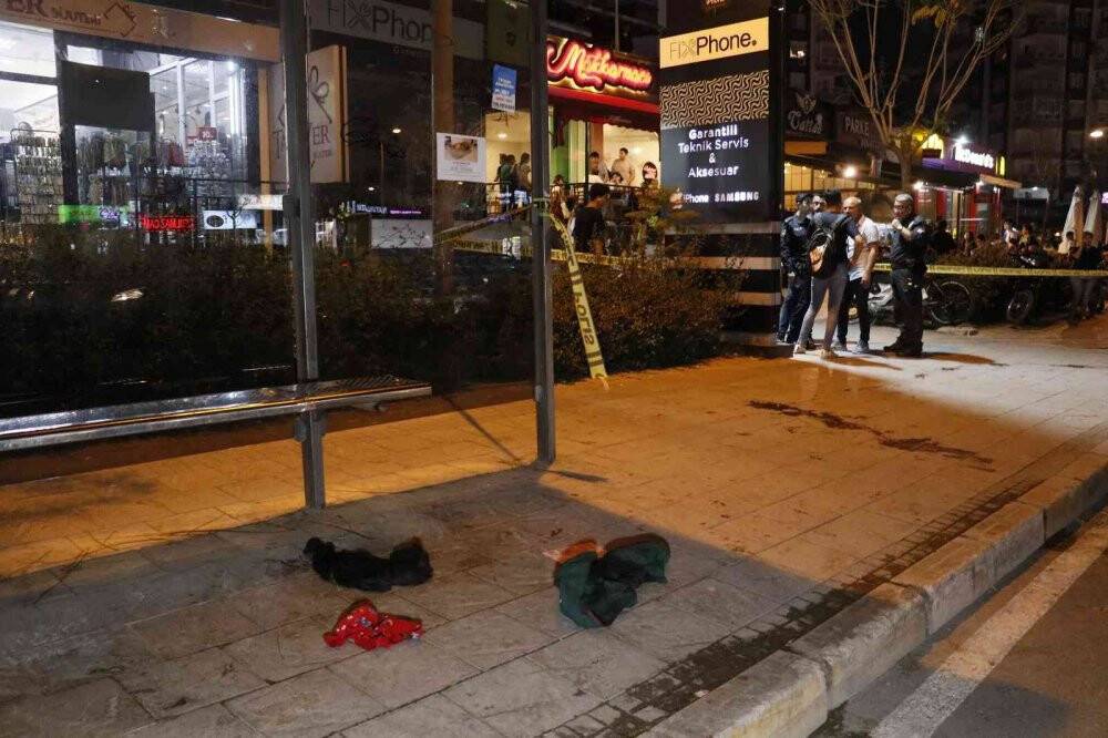 Adana’da otobüs durağında bıçaklı kavga