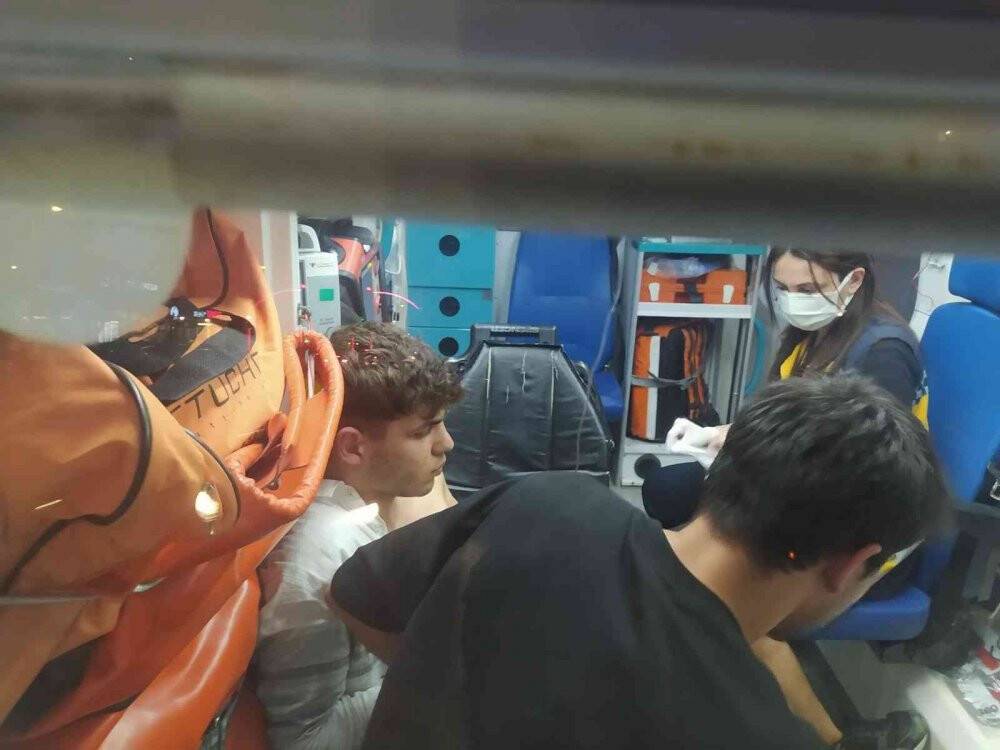 Adana’da otobüs durağında bıçaklı kavga