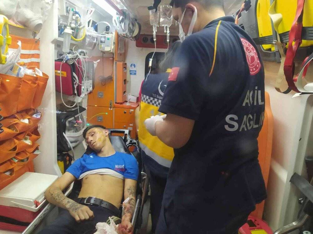 Adana’da otobüs durağında bıçaklı kavga