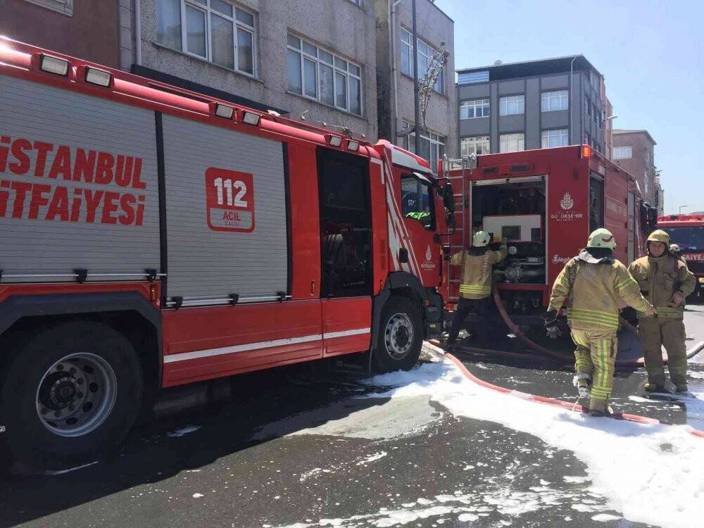 İstanbul'da bir binanın çatı katı yangında küle döndü