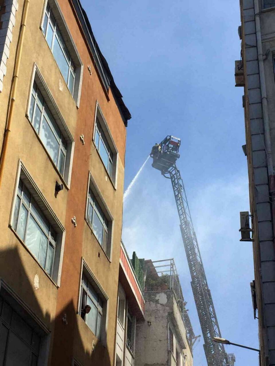 İstanbul'da bir binanın çatı katı yangında küle döndü