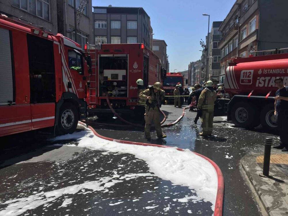 İstanbul'da bir binanın çatı katı yangında küle döndü