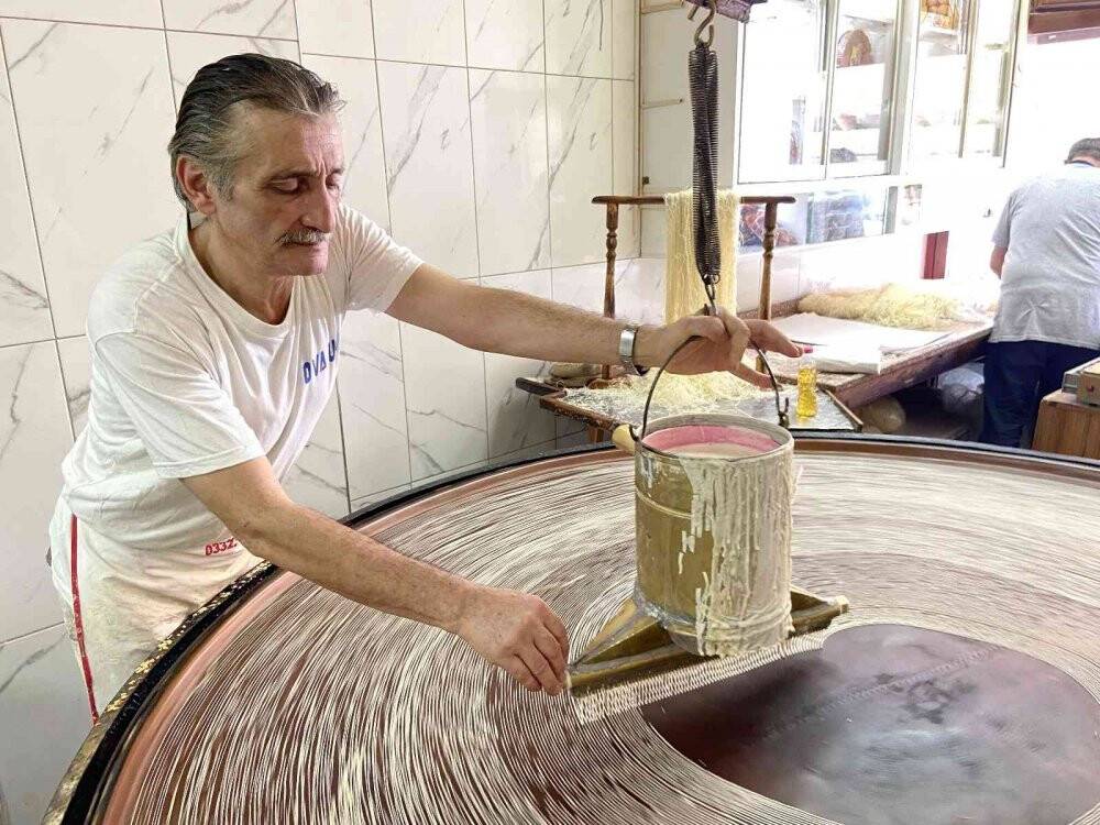 Konya'da geleneksel yöntemlerle üretilen tel kadayıf sofraları tatlandırıyor