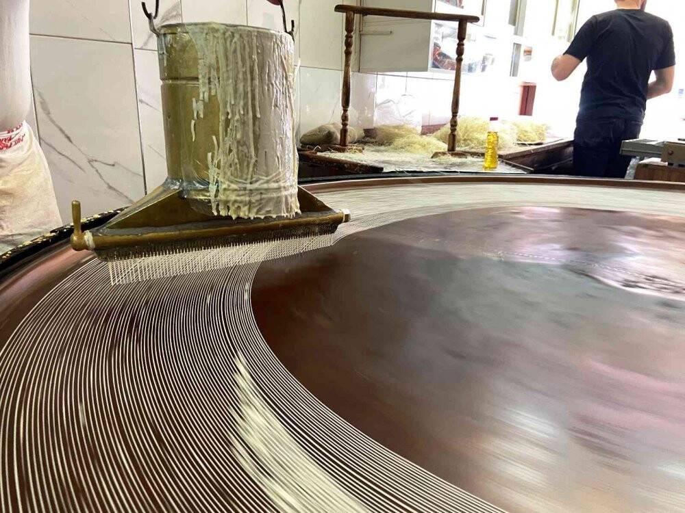 Konya'da geleneksel yöntemlerle üretilen tel kadayıf sofraları tatlandırıyor