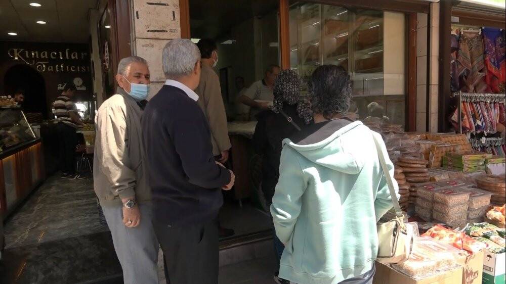 Konya'da geleneksel yöntemlerle üretilen tel kadayıf sofraları tatlandırıyor