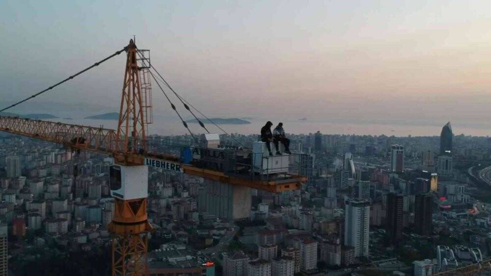 200 metre yüksekte vinç üzerinde iftar