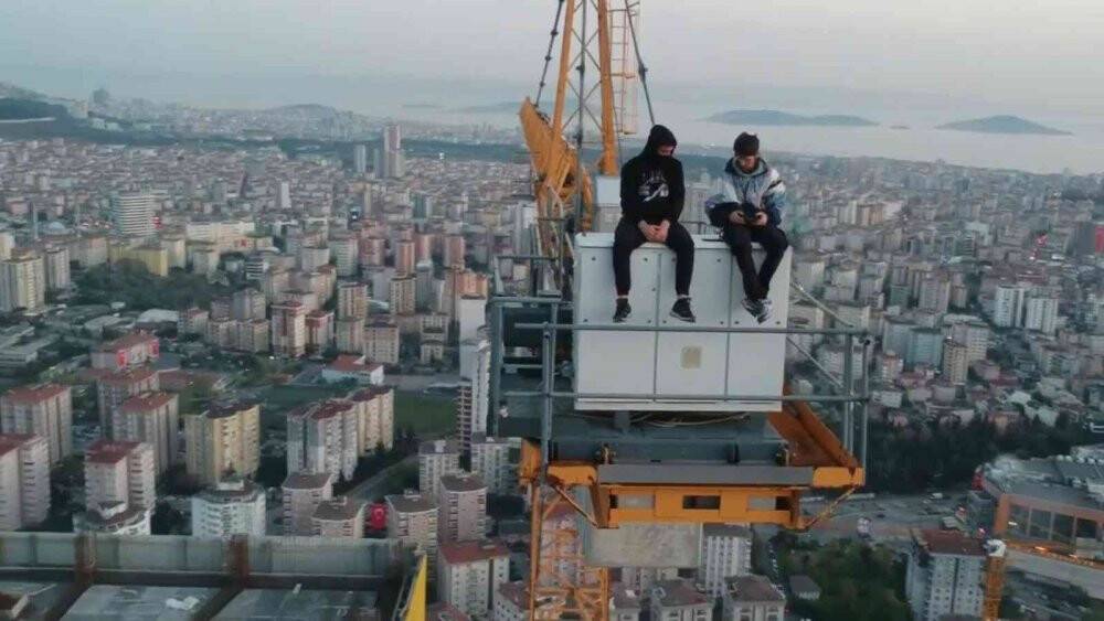 200 metre yüksekte vinç üzerinde iftar