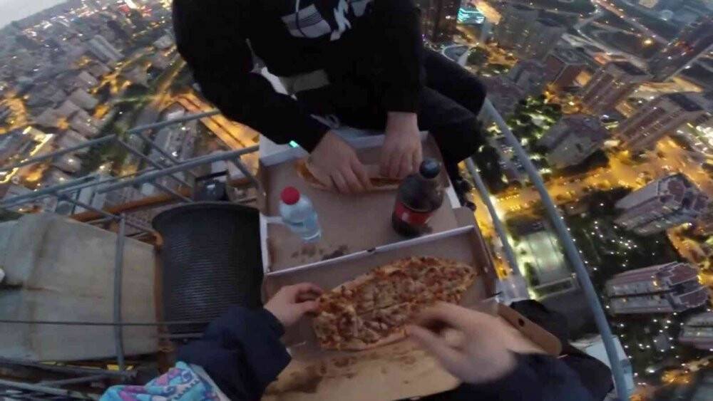 200 metre yüksekte vinç üzerinde iftar