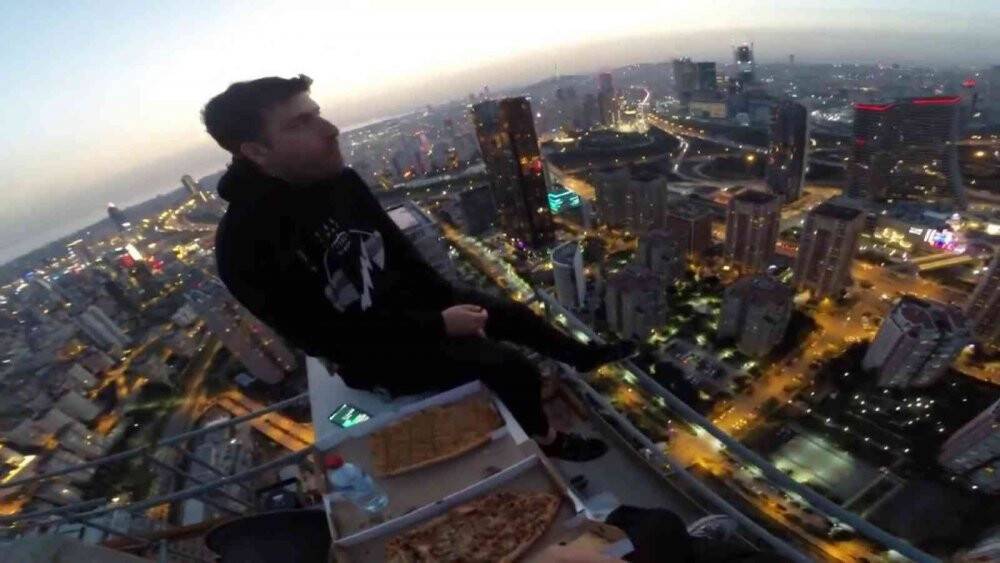 200 metre yüksekte vinç üzerinde iftar