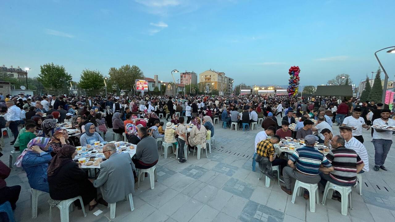 aa-20220429-27719910-27719908-bakan-kurum-konyada-iftar-programinda-konustu.jpg