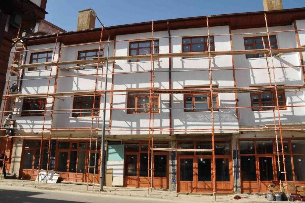 Akşehir İmaret Sokak’taki sokak sağlıklaştırma çalışmaları sürüyor