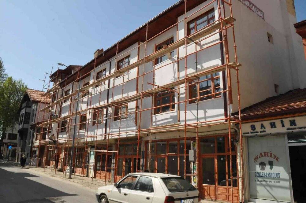 Akşehir İmaret Sokak’taki sokak sağlıklaştırma çalışmaları sürüyor