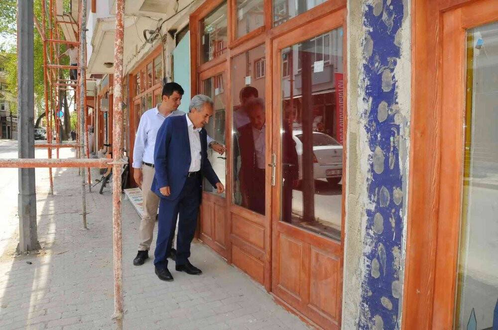 Akşehir İmaret Sokak’taki sokak sağlıklaştırma çalışmaları sürüyor