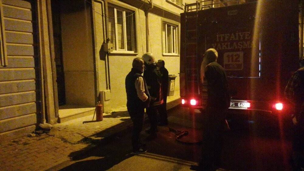 Apartman yangını mahalleliyi sokağa döktü