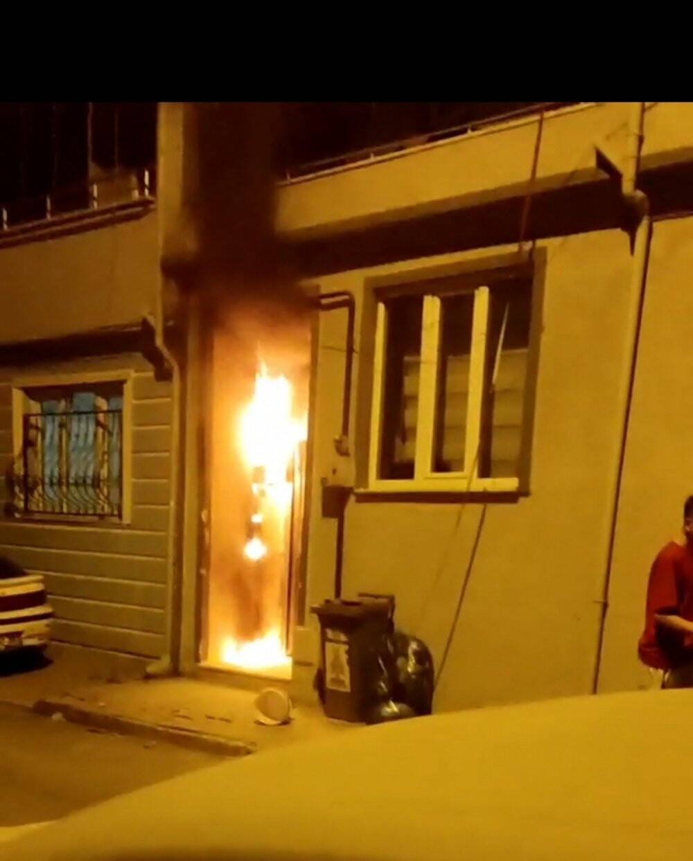 Apartman yangını mahalleliyi sokağa döktü