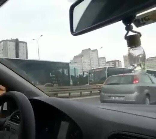Metrobüs yolunda akıl almaz kaza: Sürücüsüz metrobüs dehşet saçtı
