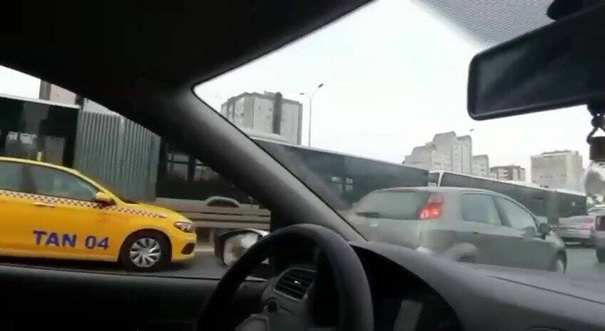 Metrobüs yolunda akıl almaz kaza: Sürücüsüz metrobüs dehşet saçtı