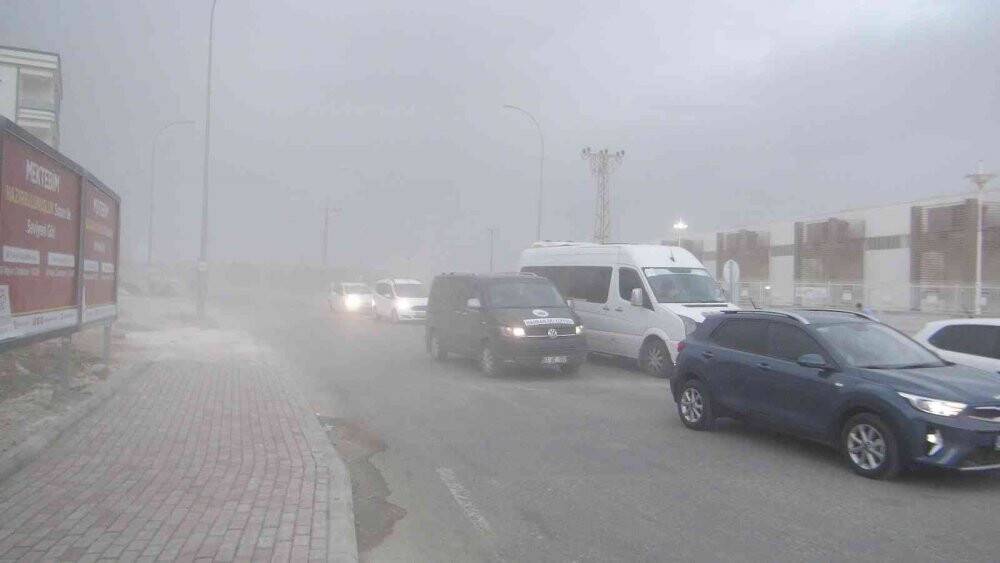 Şanlıurfa’da fırtına sürücülere zor anlar yaşattı